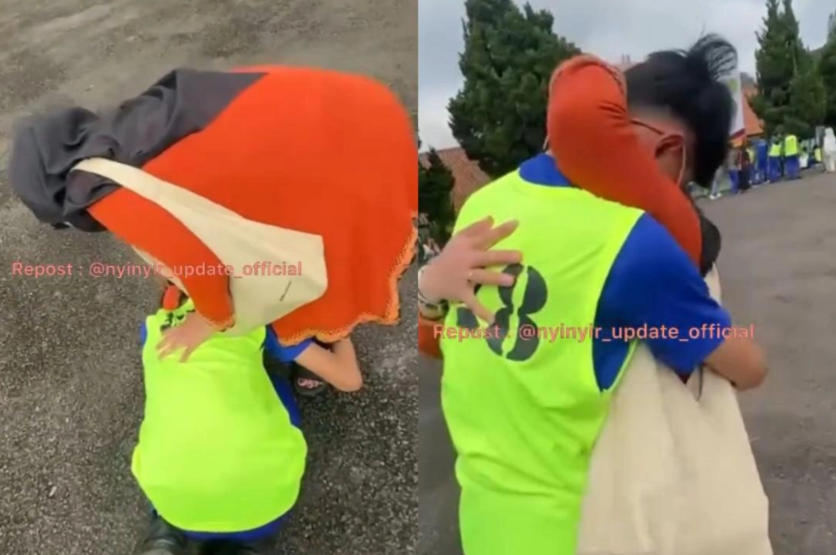 Seorang anak mengikuti program Gubernur Jawa Barat Dedi Mulyadi sujud kepada ibunya.