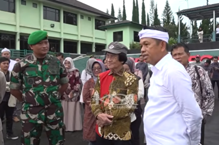 Ketua Lembaga Perlindungan Anak Indonesia (LPAI) Seto Mulyadi dan Gubernur Jawa Barat Dedi Mulyadi mengunjungi Dodik Bela Negara Rindam III Siliwangi.