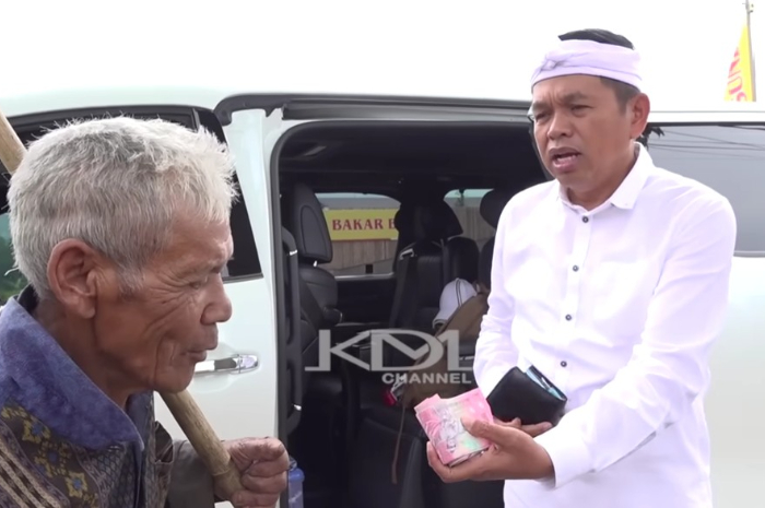 Gubernur Jawa Barat, Dedi Mulyadi menawarkan tumpukan uang kepada mang Atun.
