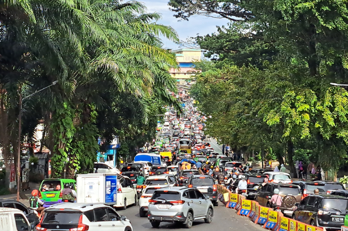 Kondisi arus lalu lintas di Jalan Otista Kota Bogor yang padat pada Senin (12/5/2025).