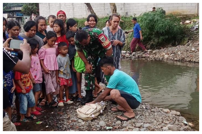 Warga menemukan tas berisi jasad bayi yang diduga dibuang di aliran Sungai Ciliwung, Kota Bogor, Senin (12/5/2025).