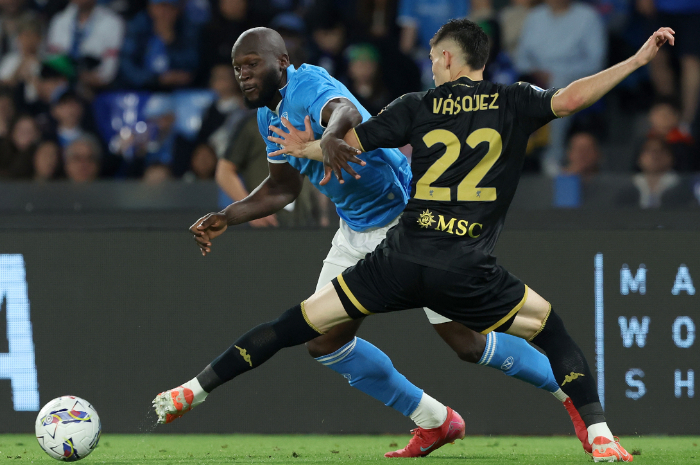 Pemain Napoli Romelu Lukaku dikawal ketata pemain Genoa. Laga berakhir imbang 2-2.