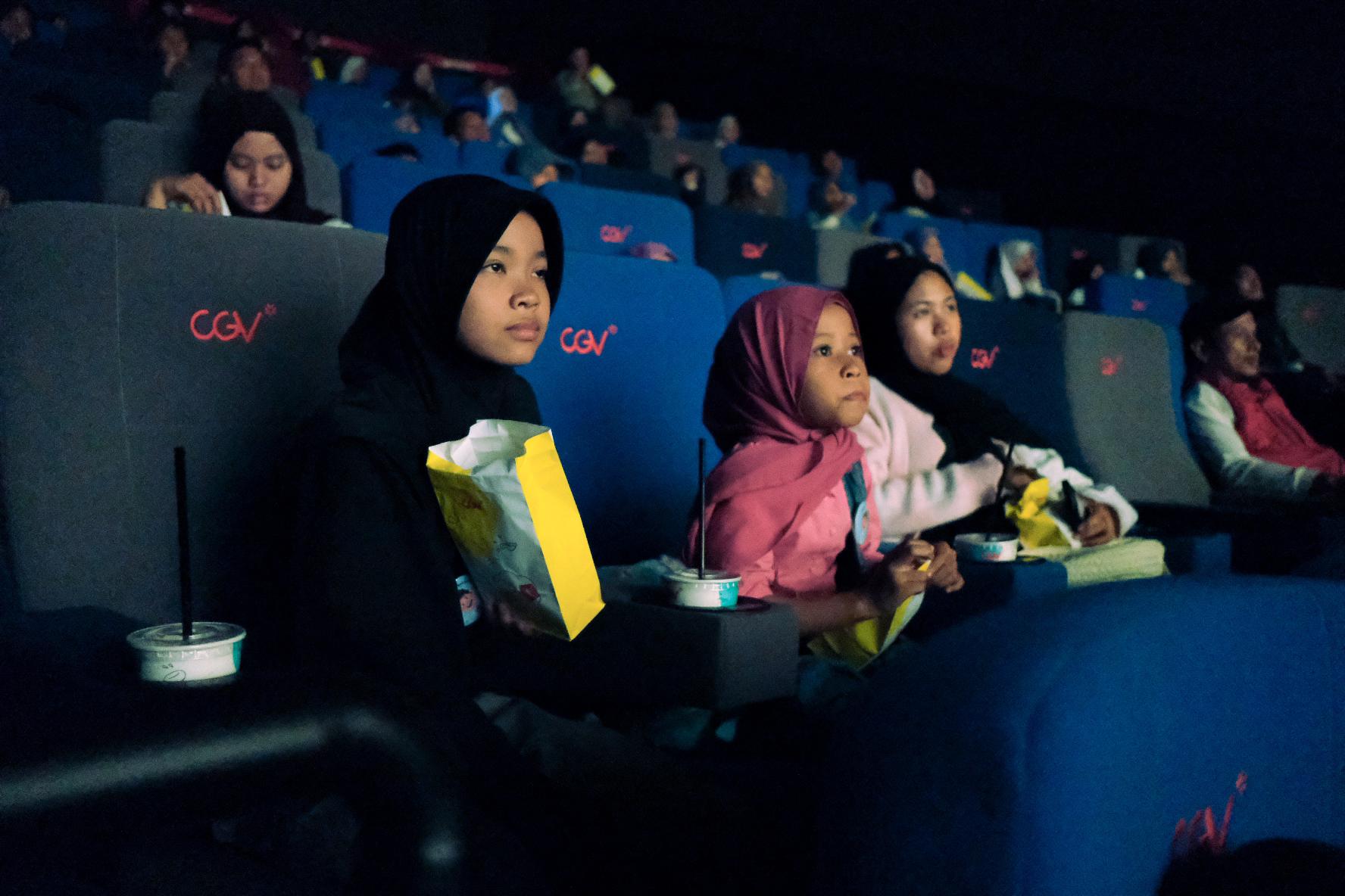 Lembaga kemanusiaan SalamAid Bogor, mengajak ratusan anak yatim, piatu, serta dhuafa di Bogor nonton film animasi yang tengah naik daun, Jumbo.