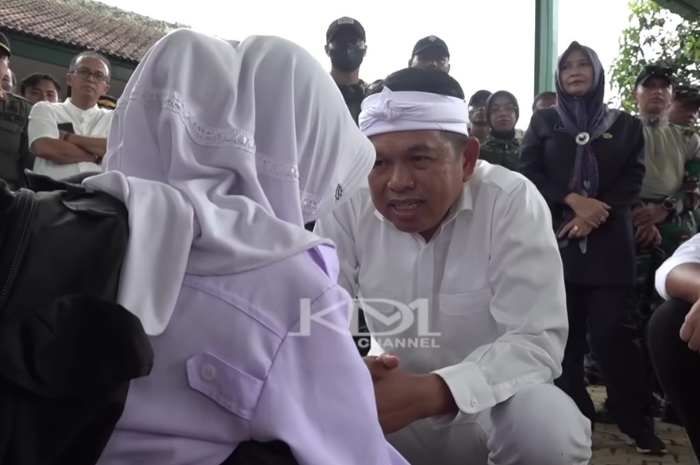 Siswi tak sekolah tiga bulan dialog dengan Gubernur Jawa Barat Dedi Mulyadi.