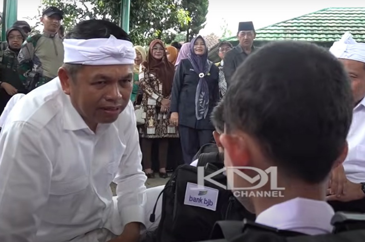Seorang anak kabur dari pesantren dan dimasukan ke barak militer saat berbincang dengan Gubernur Jawa Barat Dedi Mulyadi.