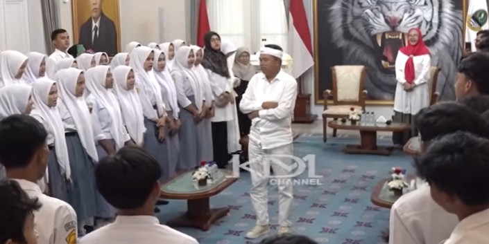 Gubernur Jawa Barat Dedi Mulyadi saat menemui siswa SMK Al Amin Bogor