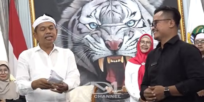 Gubernur Jawa Barat saat menghadiahi Rp20 juta kepada siswa dan guru SMK Al Amin Bogor