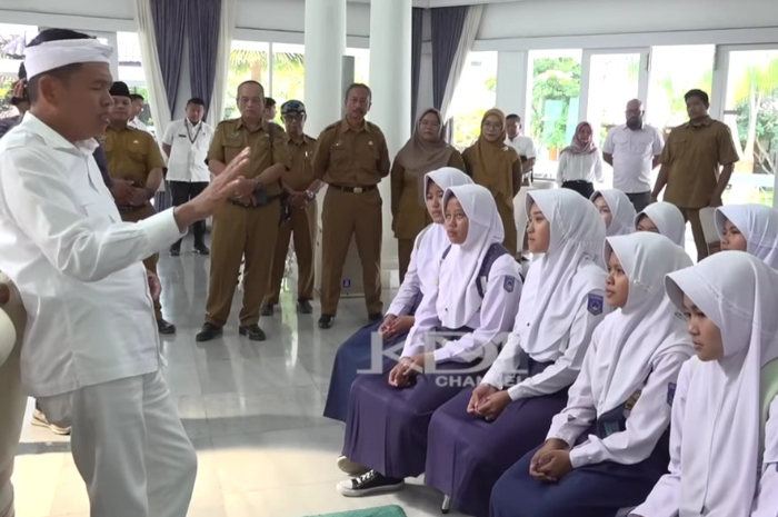 Gubernur Jawa Barat, Dedi Mulyadi menasihati siswa SMPN 1 Panawangan Ciamis.