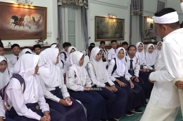 Gubernur Jawa Barat, Dedi Mulyadi mengimbau agar masak nasi tidak menggunakan Rice Cooker untuk masak nasi.