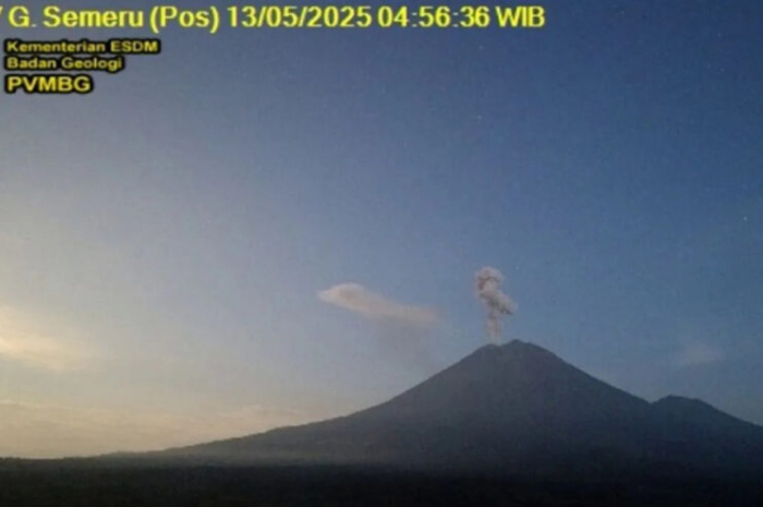 Gunung Semeru saat erupsi Selasa (12/5/2025).