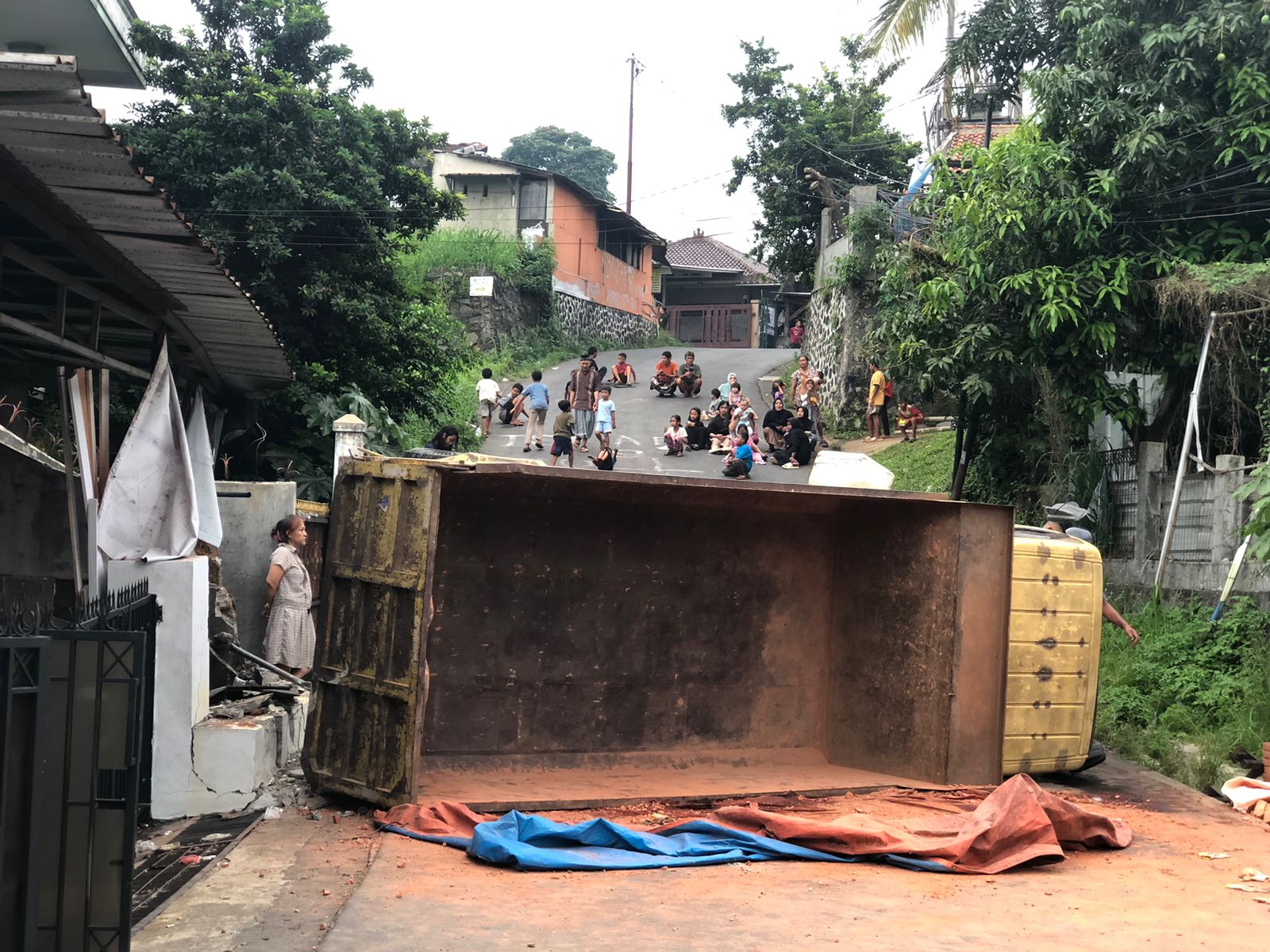 Satu unit truk pengangkut bata merah terguling di Jalan Raden Kan&rsquo;an, Kecamatan Bogor Utara, Kota Bogor, Selasa (13/5/2025).
