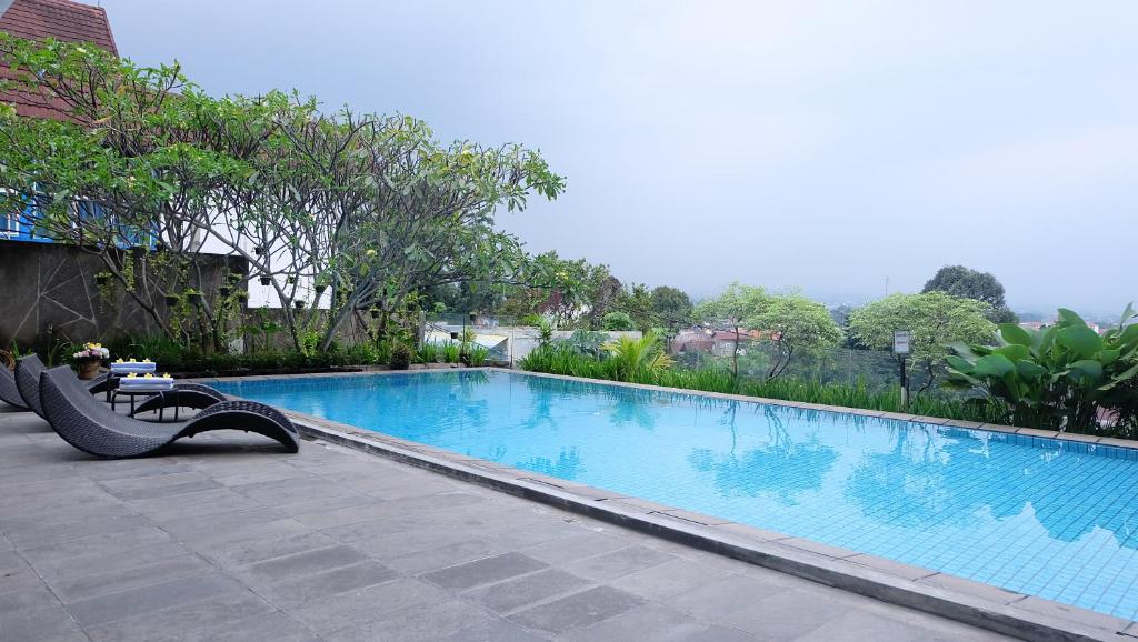 Royal Hotel Bogor yang berada di lokasi strategis di Jalan Raya Djuanda, Kota Bogor.