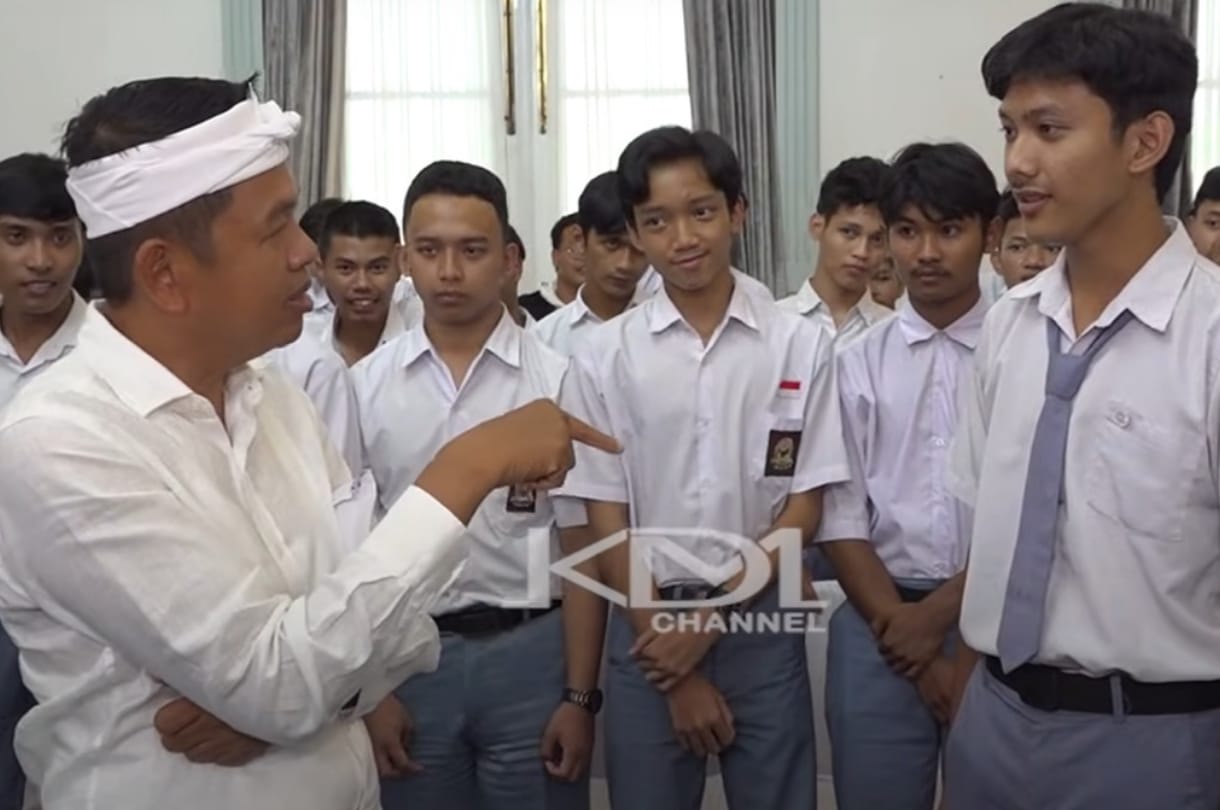 Gubernur Jawa Barat Dedi Mulyadi&nbsp;saat bertemu dengan siswa SMK Al Amin Bogor di Bale Pakuan.