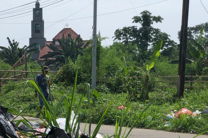 Kondisi tumpukan sampah di simpang Jalan Kedung Badak Tanah Sareal