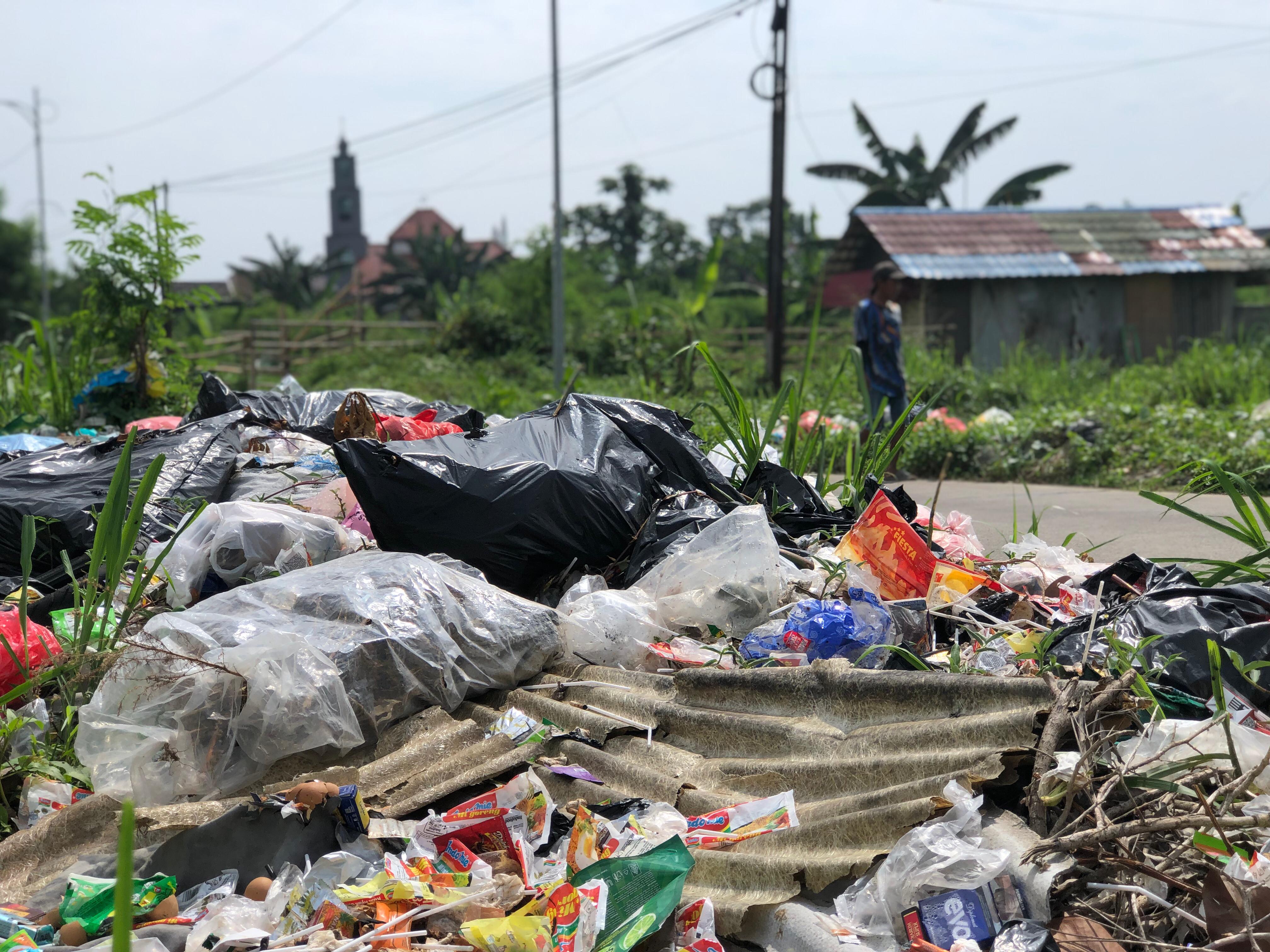 Nampak tumpukan sampah di simpang Jalan Kedung Badak menuju Kelurahan Sukaresmi, Kecamatan Tanah Sareal, Kota Bogor, Selasa (13/5/2025).
