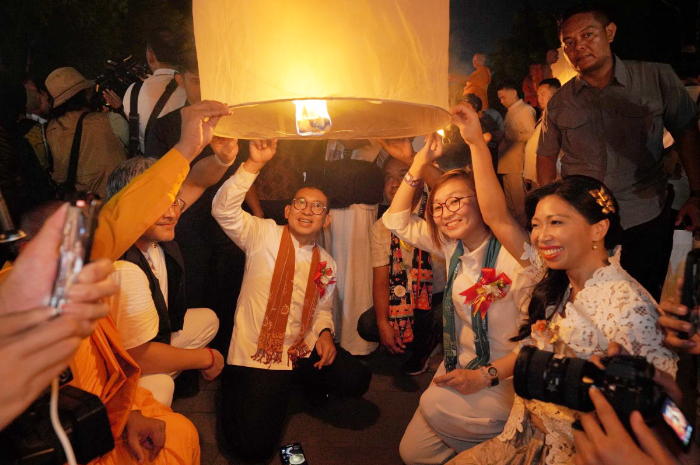 Menteri Kebudayaan Fadli Zon ikut menyalakan lampion di puncak Peringatan Waisak.