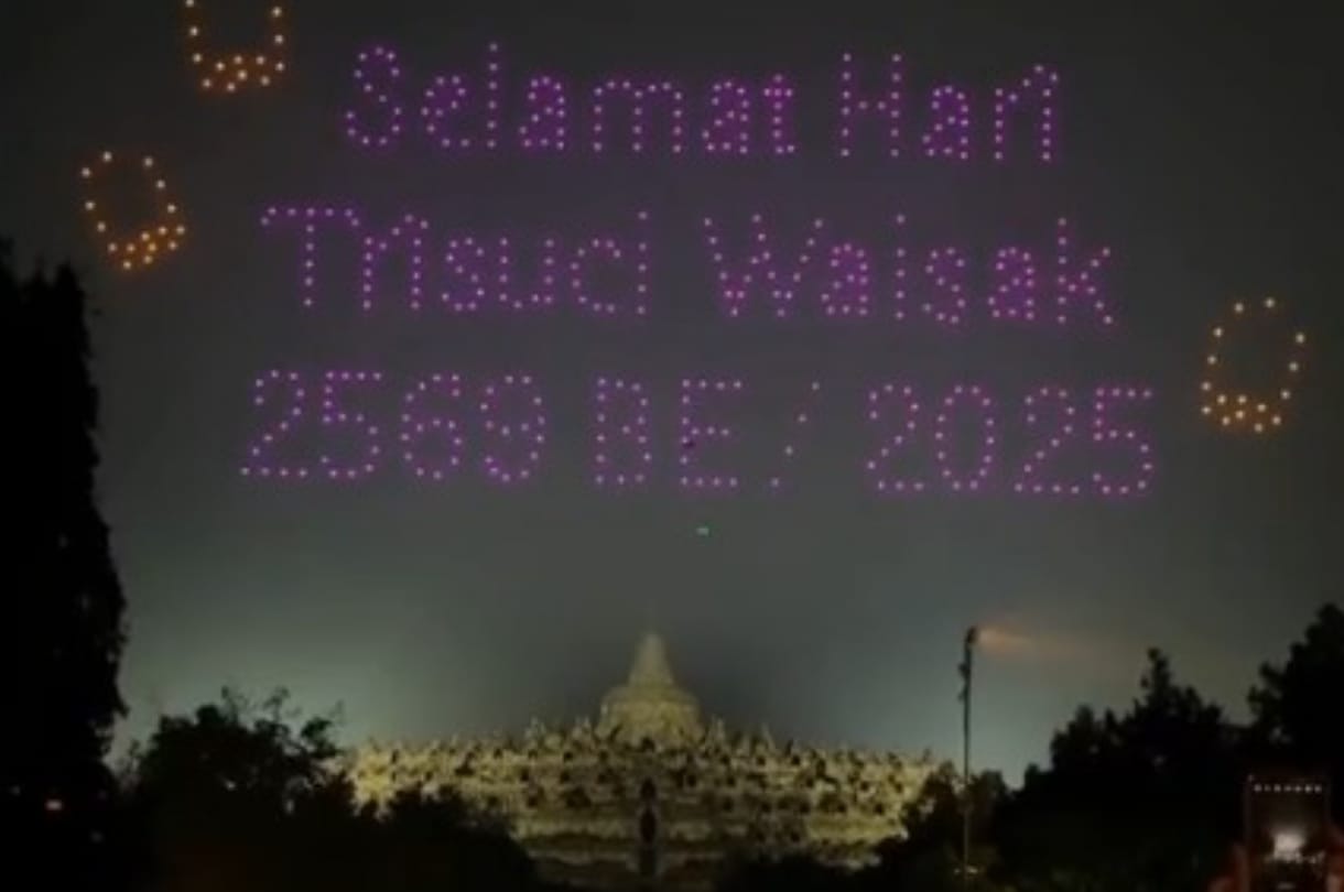 Pertunjukan drone show pada perayaan malam puncak Waisak di Candi Borobudur.