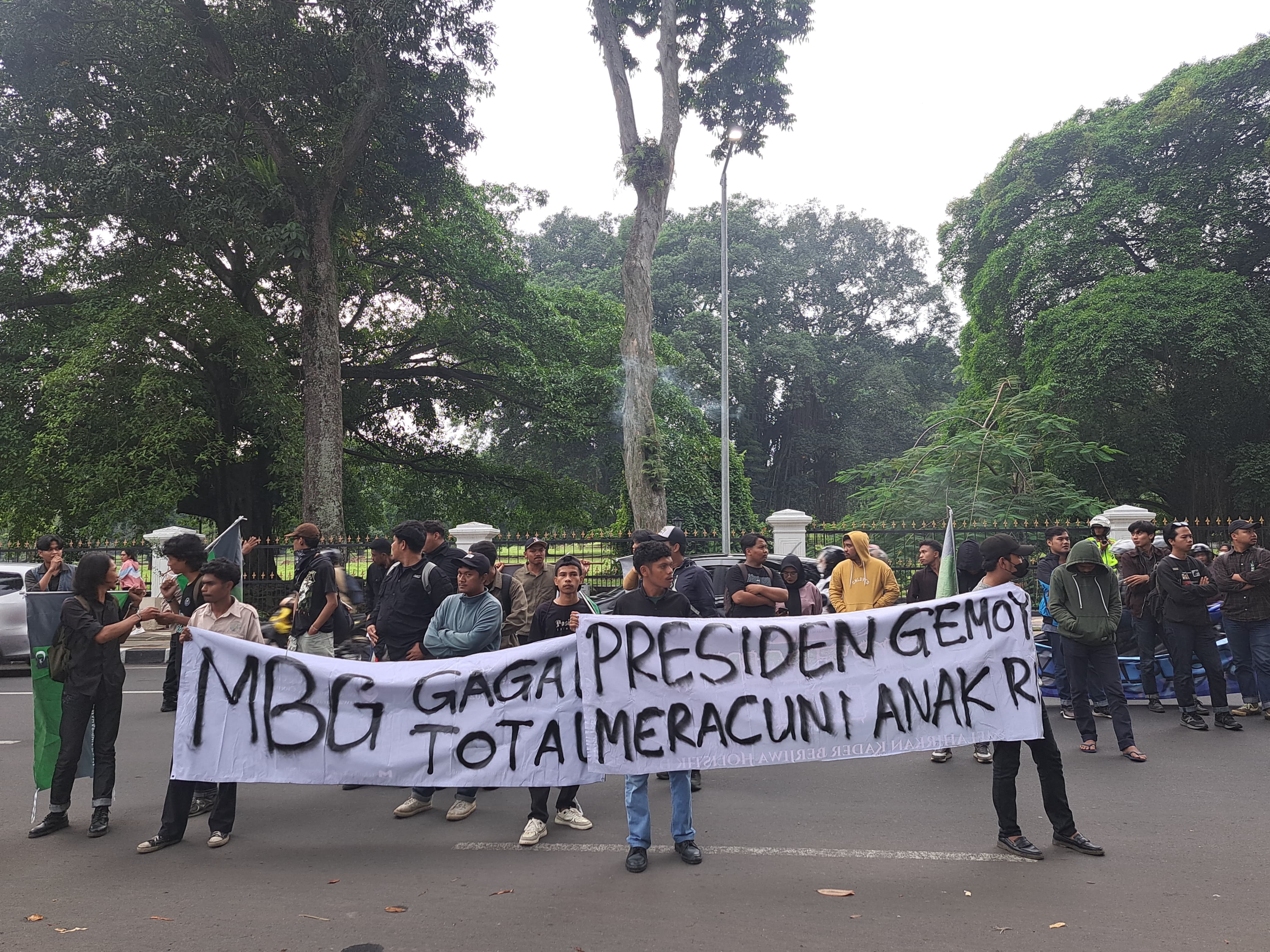 Aksi unjuk rasa mahasiswa di Kota Bogor yang memprotes program MBG, Rabu (14/5/2025).