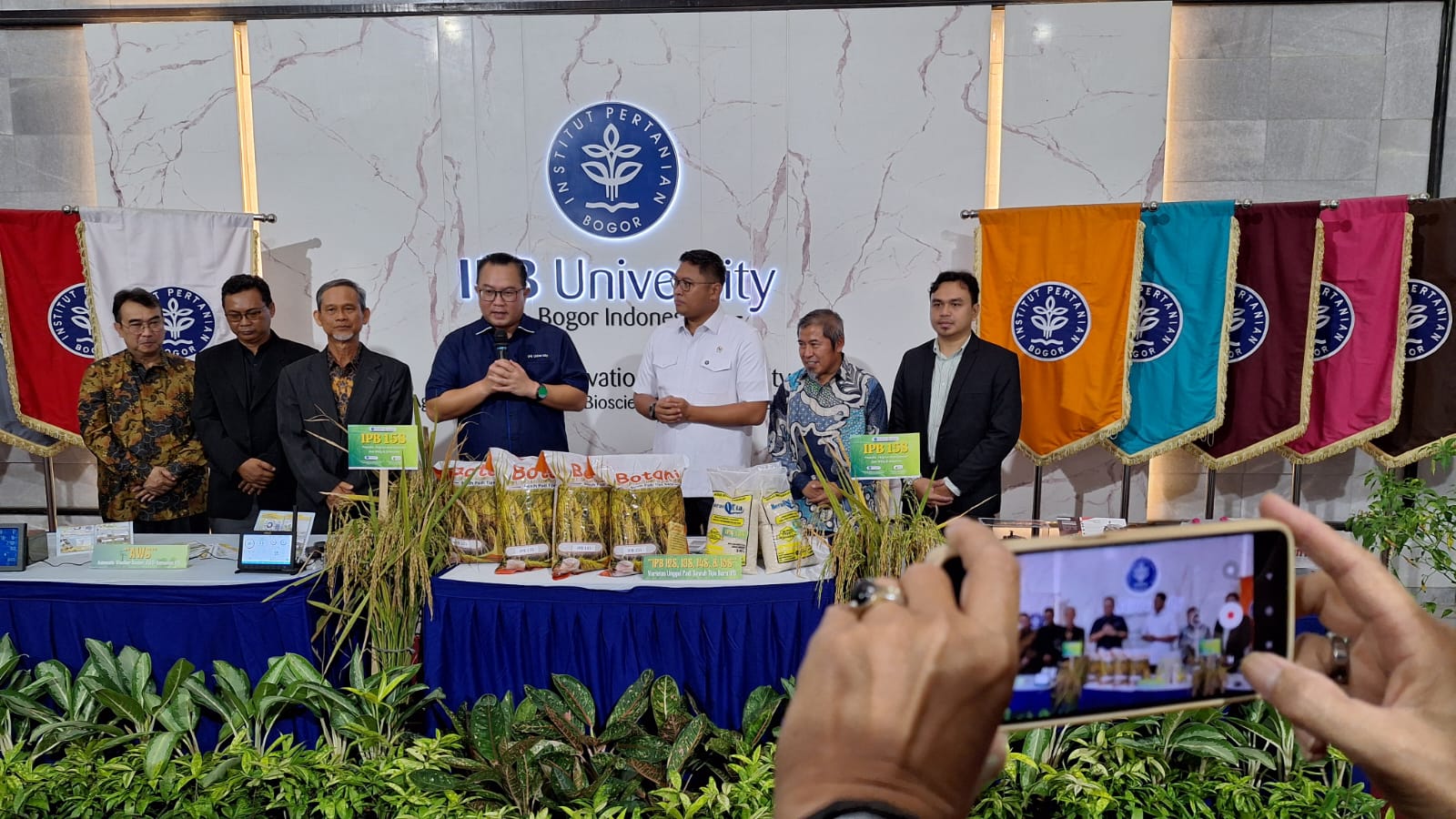 Rektor IPB University, Prof Arif Satria, melaunching tiga Inovasi Bidang Teknologi di Lobby Gedung Rektorat, Kampus IPB Dramaga, Rabu (14/5/2025).