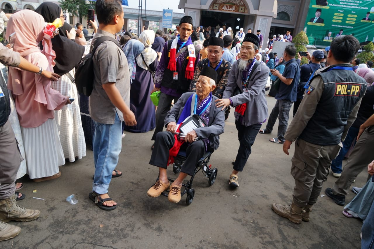 Calon Jamaah haji Kota Bogor diberangkatkan dari Masjid Raya Bogor, Rabu (14/5/2025).