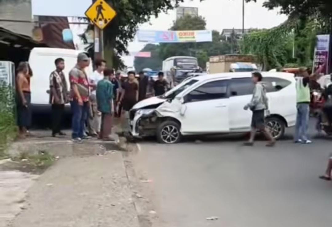 Mobil yang terlibat kecelakaan di Jalan Raya Transyogi, Kecamatan Cileungsi, Kabupaten Bogor, Rabu (14/5/2025).