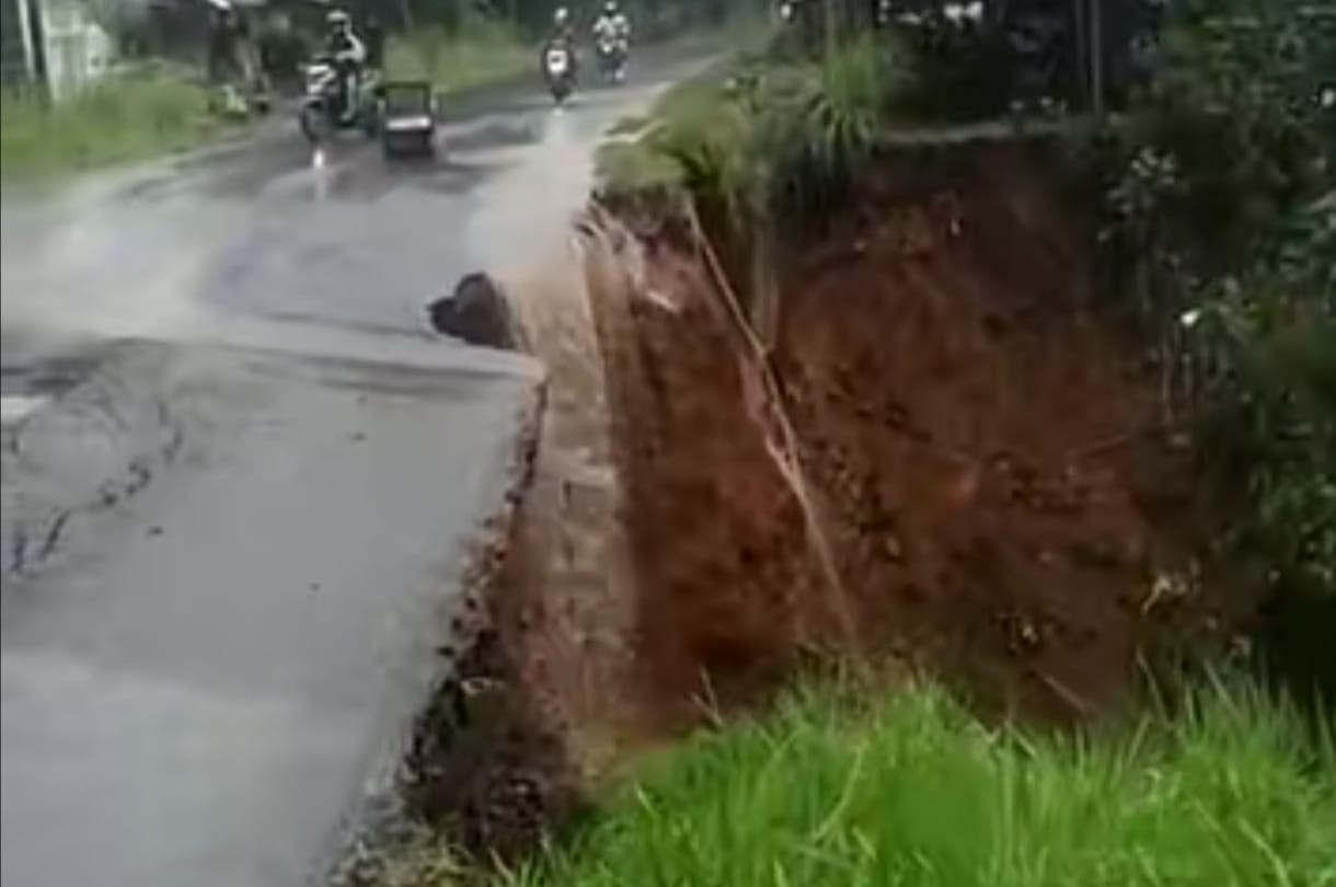 Longsor terjadi di Kampung Cibeureum Tanjungjaya Tasikmalaya, jalan utama sementara ditutup.&nbsp;