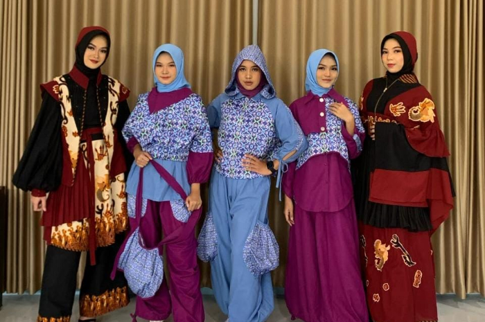Lima siswa SMK Amaliah yang menjadi model&nbsp;Pagelaran Busana Wastra Digital Gaya Masa Depan 2025