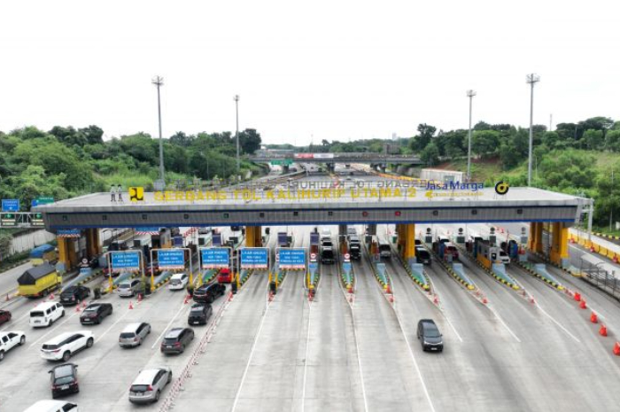 Suasana lalu lintas di Gerbang Tol Cipularang.
