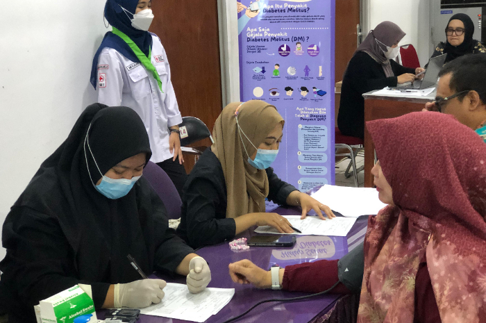 Momen saat salah seorang dosen yang tengah mengikuti cek kesehatan gratis di FIKES UIKA Bogor.