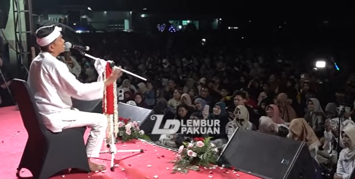 Gubernur Jawa Barat Dedi Mulyadi saat memberikan sambutan di Pesta Rakyat Cirebon