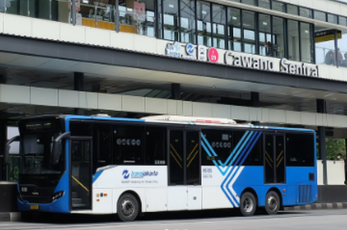 Bus Transjakarta saat beroperasi di Jakarta.