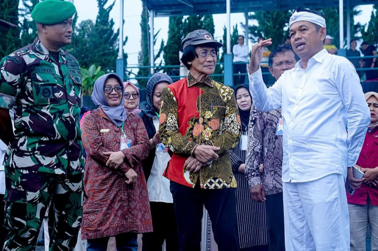 Gubernur Jawa Barat Dedi Mulyadi dan Kak Seto saat menyambangi para siswa yang menjalani terkait pendidikan karakter&nbsp;di Dodik Bela Negara Rindam III Siliwangi.