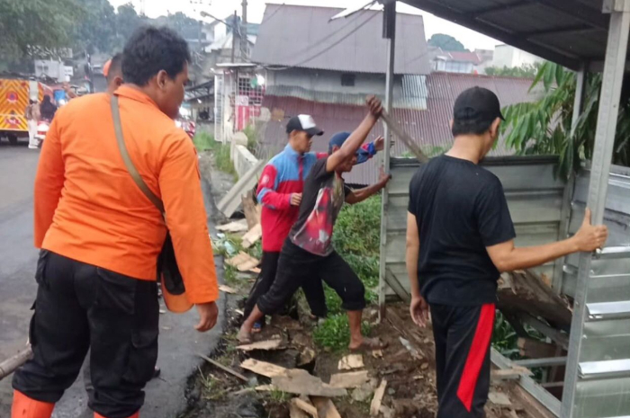Warung warga Ciparigi Kota Bogor tergerus longsor imbas hujan deras.