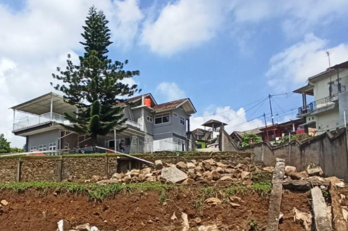 Longsor di kawasan Puncak Kabupaten Bogor.