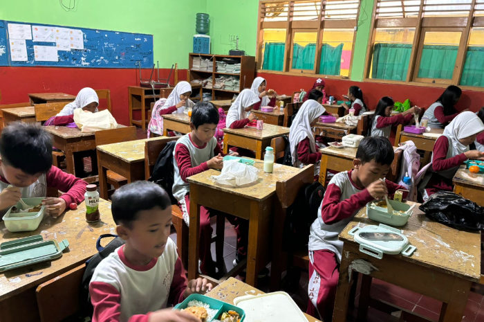 Momen siswa SDN Kedung Jaya 1 Kota Bogor menyantap bekal dari rumah.
