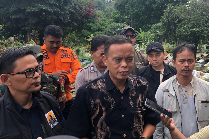 Pemerintah Kecamatan Bogor Selatan bersama dengan BPBD Kota Bogor saat meninjau lokasi TPU yang longsor.
