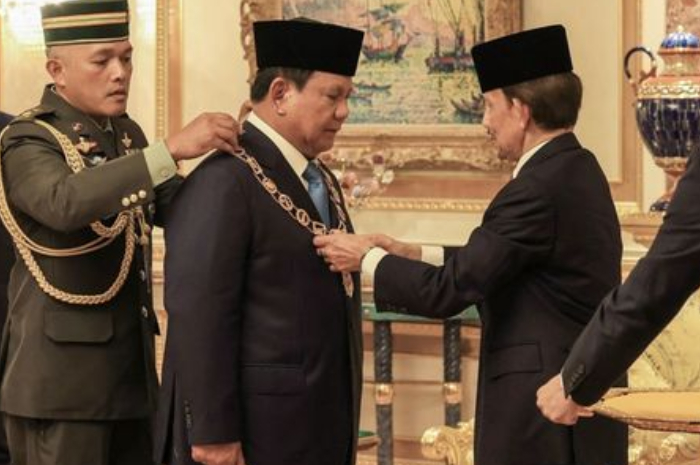 Presiden Prabowo saat menerima tanda kehormatan tertinggi Brunei, yakni Darjah Kerabat Laila Utama Yang Amat Dihormati (DK)