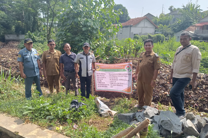 Kades Cimandala Aditya Agungdininrat (kedua dari kanan) meninjau pembangunan TPT berlokasi di RT 07/05 Kampung Ciparengga, Desa Cimandala, Kecamatan Sukaraja, Kabupaten Bogor.