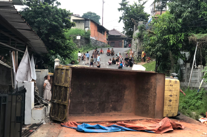 Insiden truk terbalik di Tanjakan Tazmania, Tanah Baru, Kota Bogor beberapa waktu lalu.
