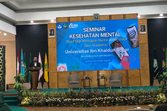 Pemateri saat memaparkan tentang pentingnya kesehatan mental bagi kamu akademisi.