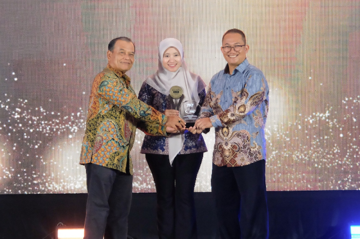Solusi Bangun Indonesia Pabrik Narogong berhasil meriah penghargaan Platinum di Bina Mitra UMKM Award 2025.
