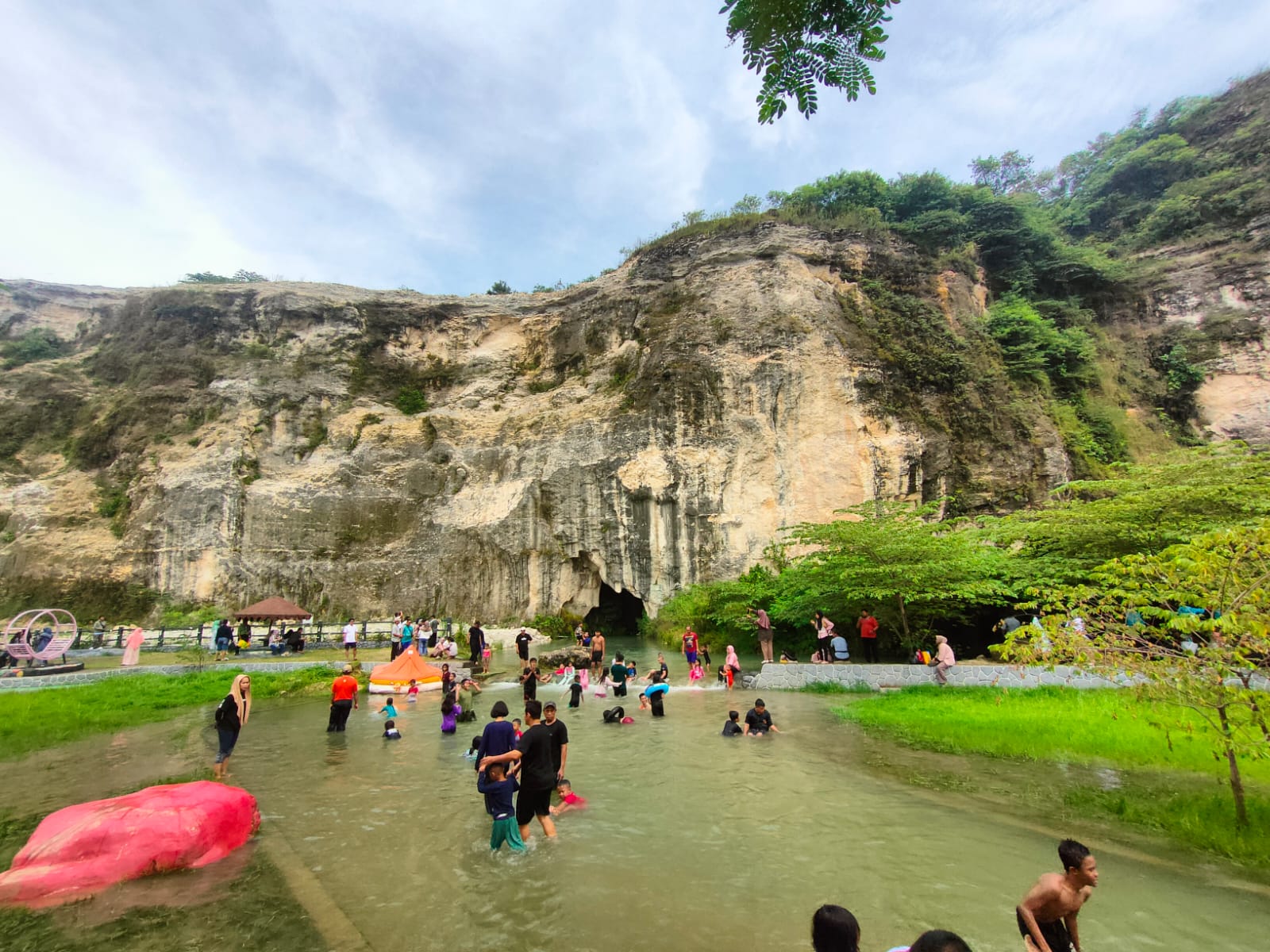Keindahan destinasi wisata Goa Lalay, Kecamatan Klapanunggal, Kabupaten Bogor.