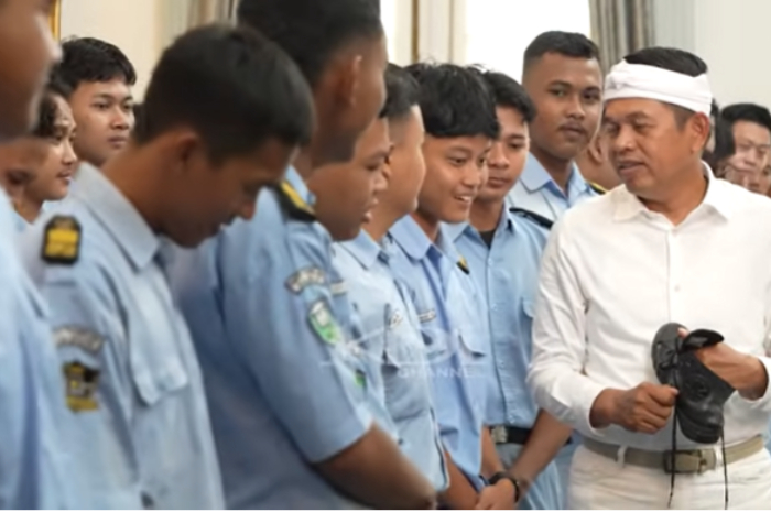 Gubernur Jawa Barat Dedi Mulyadi berbincang dengan siswa SMKN 1 Tambelang, Kabupaten Bekasi.