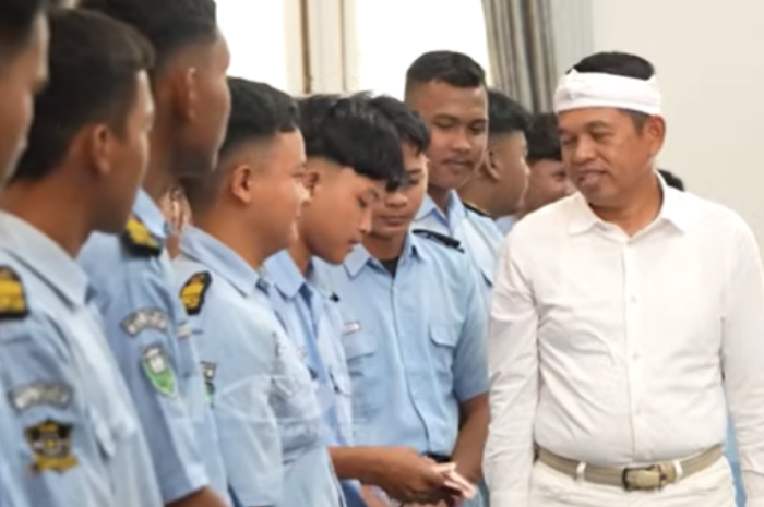 Gubernur Jawa Barat Dedi Mulyadi bertemu siswa SMKN 1 Tambelang, Kabupaten Bekasi.