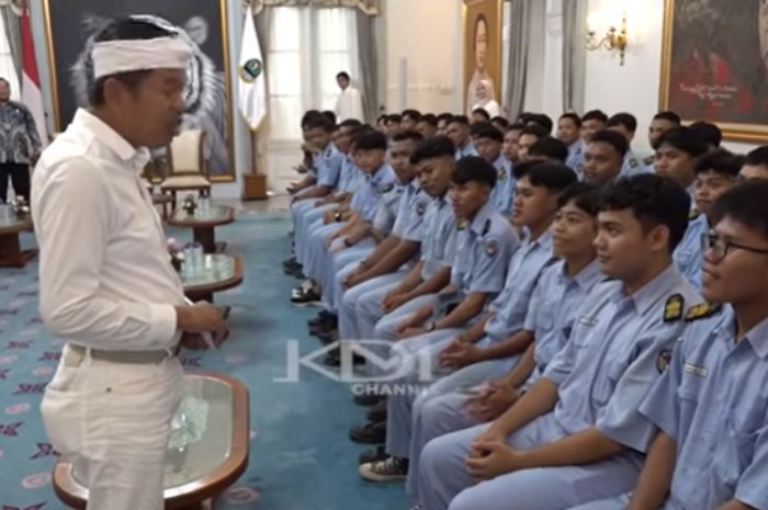 Gubernur Jawa Barat Dedi Mulyadi saat bertemu siswa SMKN 1 Tambelang, Kabupaten Bekasi.