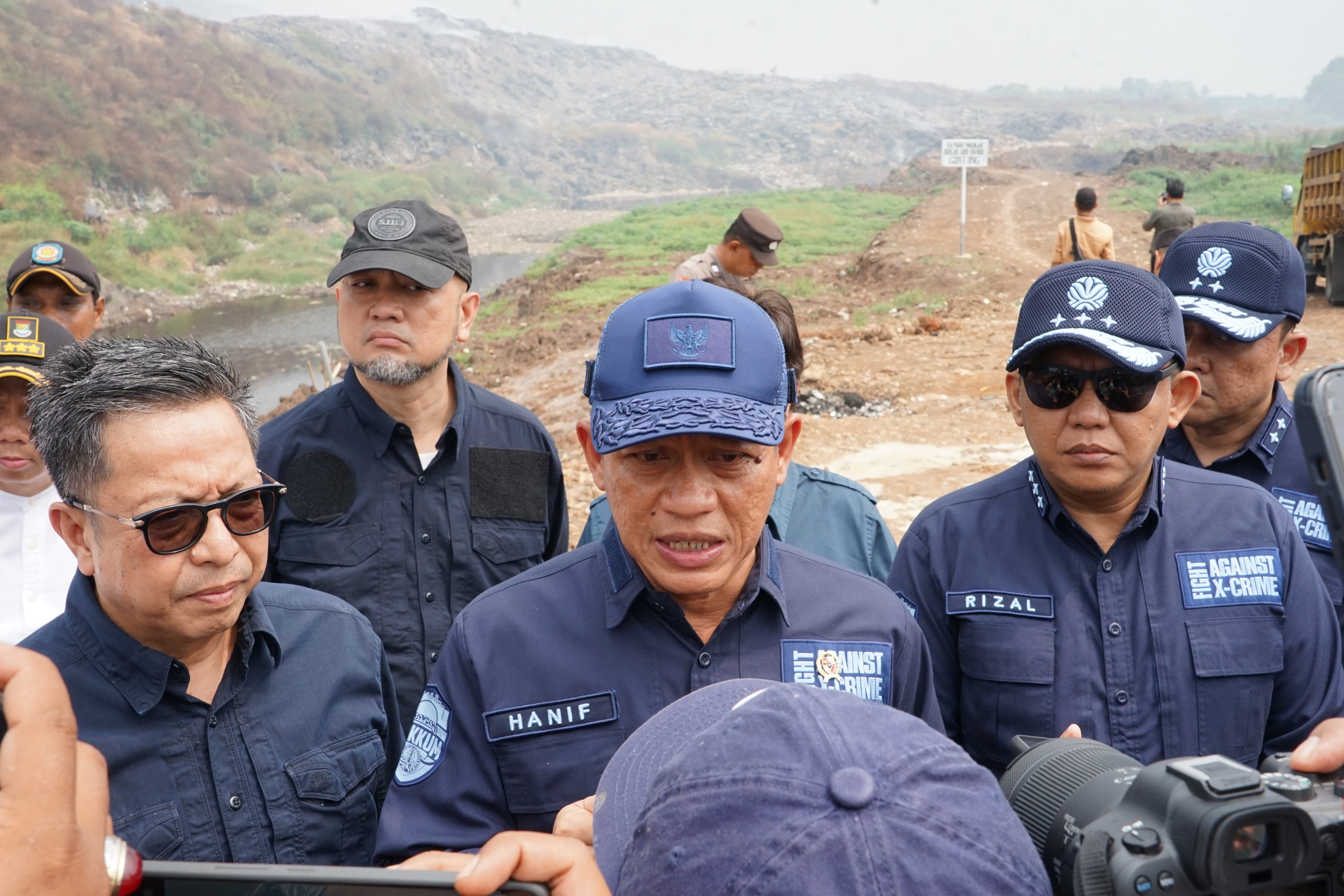 Menteri Lingkungan Hidup Hanif Faisol Nurofiq, saat sidak ke Tempat Pemrosesan Akhir (TPA) Jatiwaringin, Kabupaten Tangerang, Jumat (16/5/2025).