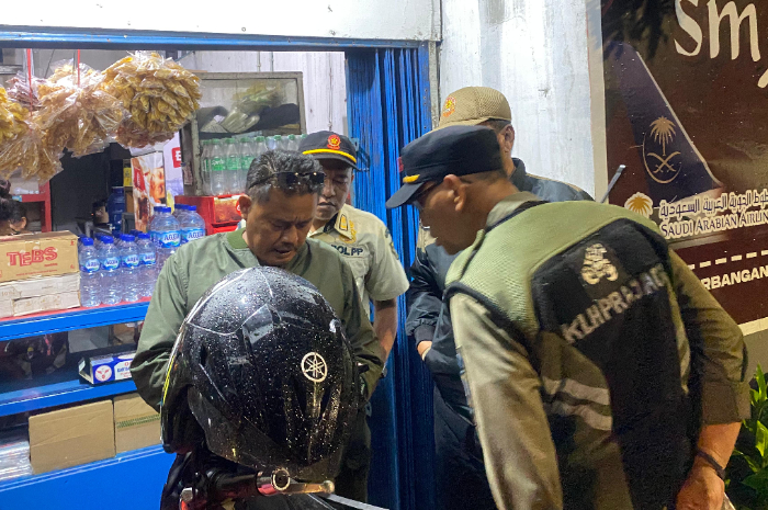Petugas Satpol PP saat melakukan penertiban di Ciriung, Cibinong, Kabupaten Bogor.