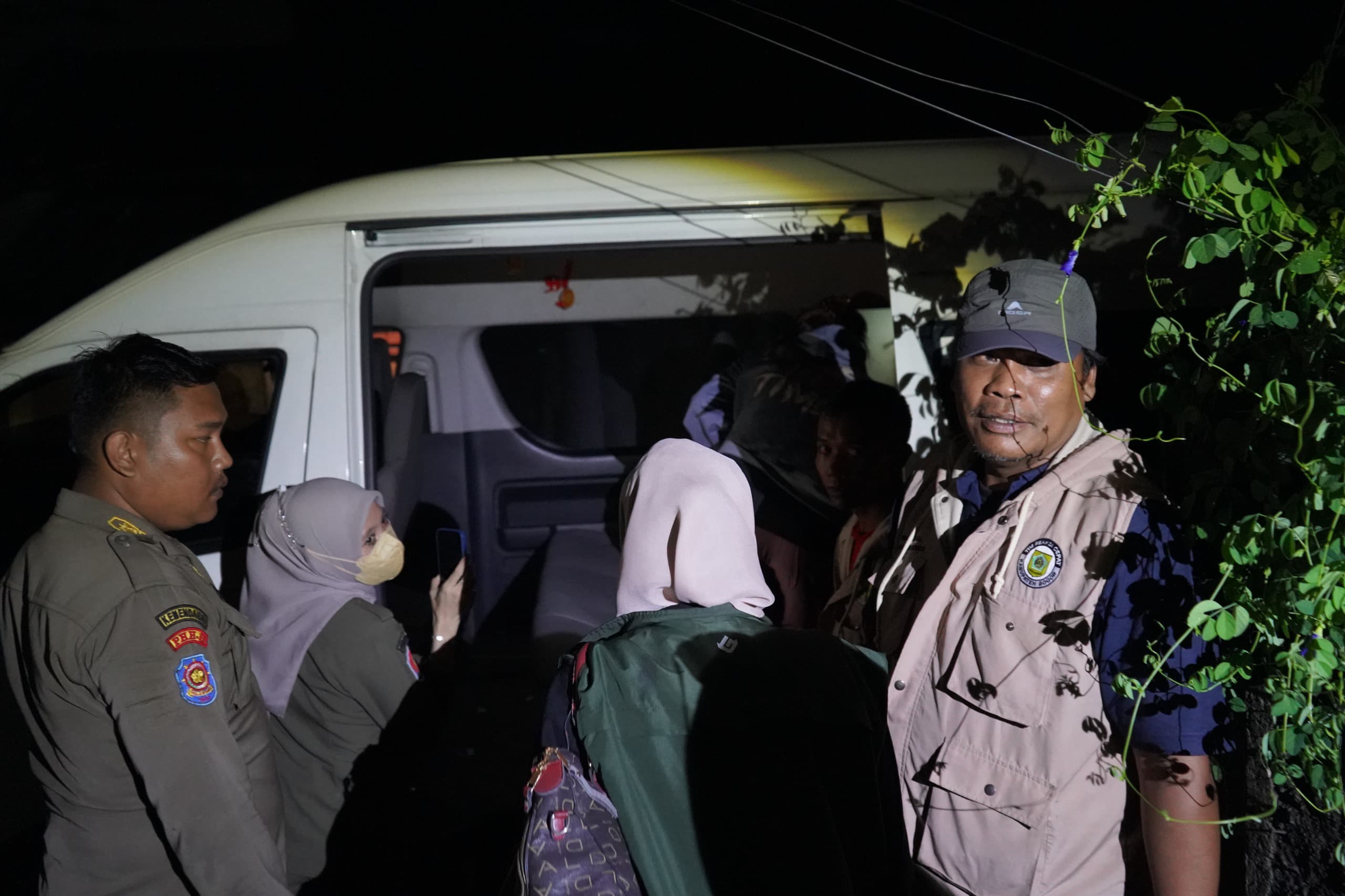 Petugas Satpol PP Kabupaten Bogor, saat melakukan razia terhadap wanita tuna susila.