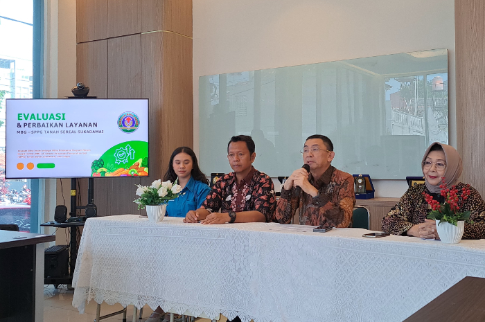 Pimpinan Yayasan Bina Insani dan SPPG Tanah Sareal Sukadamai saat menggelar konferensi pers.