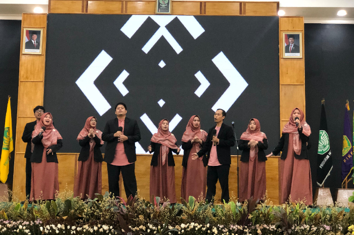 Salah satu grup musik yang tengah tampil di festival musik religi UIKA Bogor